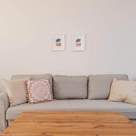 Homey 1-Bd Apartment Sofia Bagian luar foto