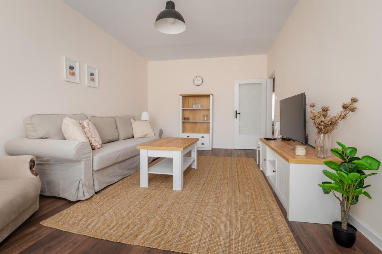 Homey 1-Bd Apartment Sofia Bagian luar foto
